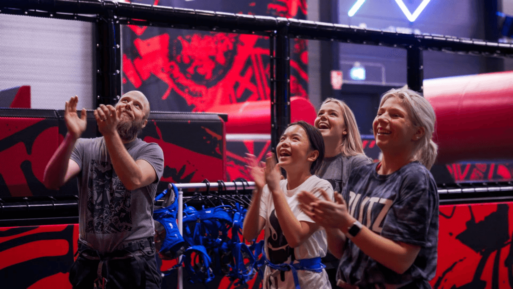 familj som hejar på varandra i JumpYard Karlstad