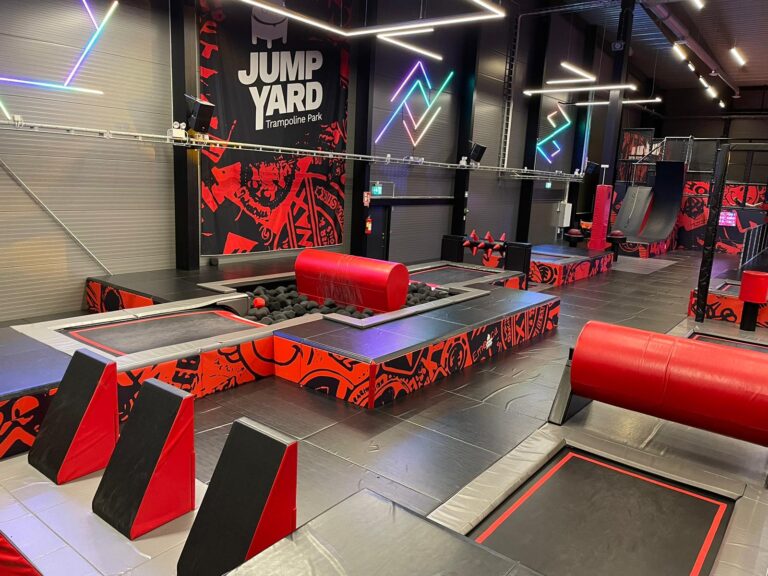 Big Bounce hinderbana på trampoliner i JumpYard Västerås