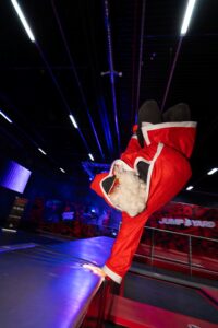 tomte står på händer på JumpYard